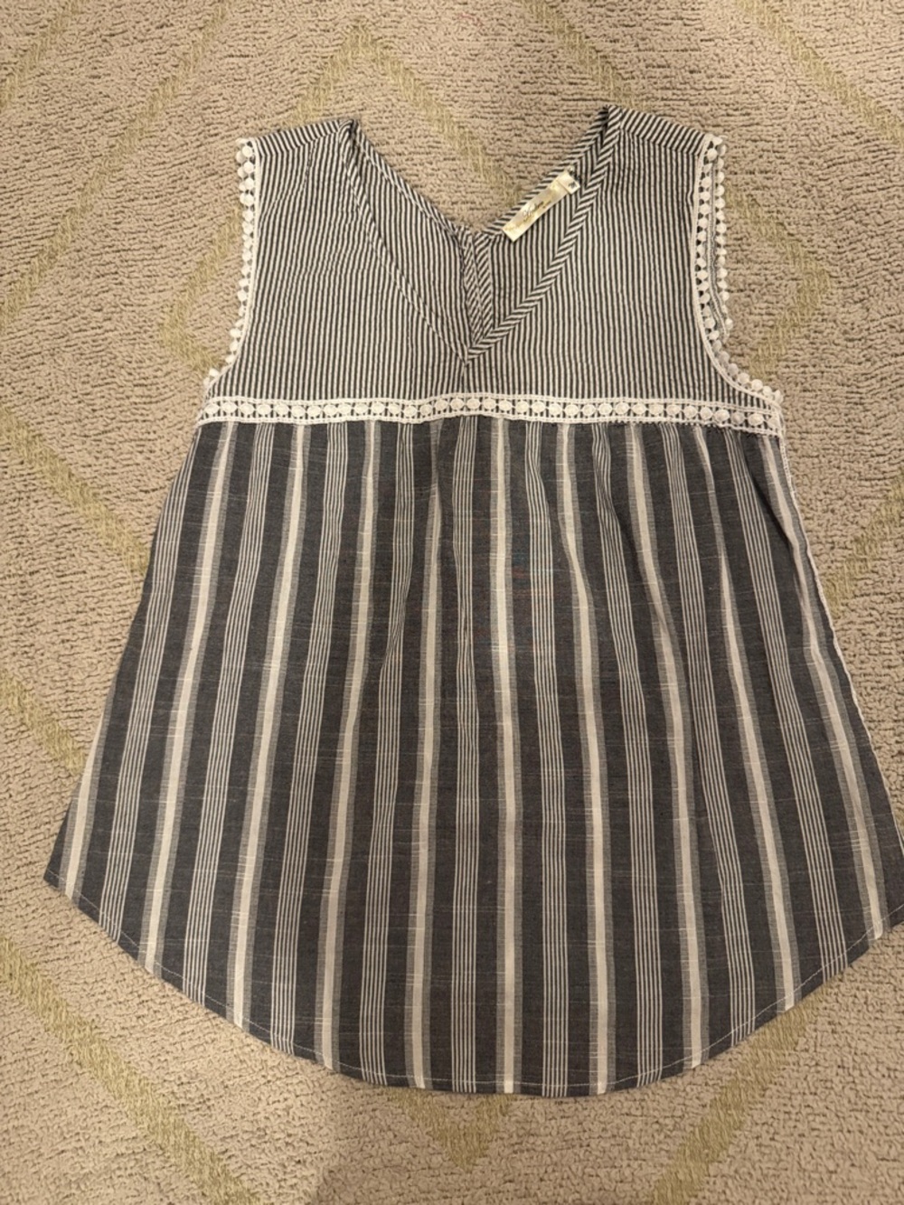Andree by Unit Gray White Striped Sleeveless Blouse Boho Tunic Size Medium